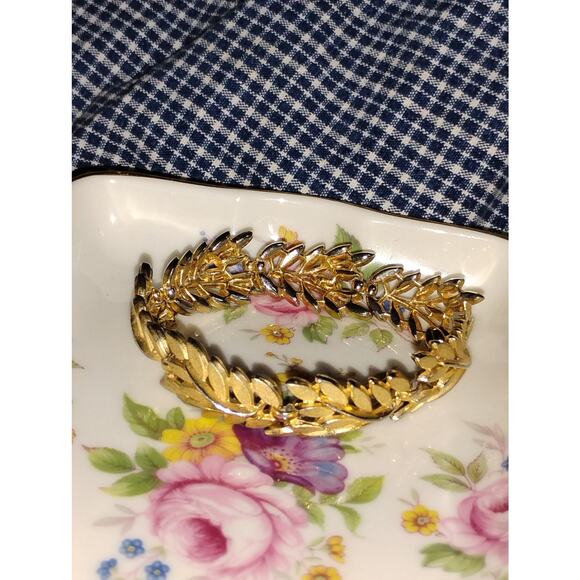 Vintage Crown Trifari Gold-Tone Leaf Link Bracelet - Picture 1 of 5